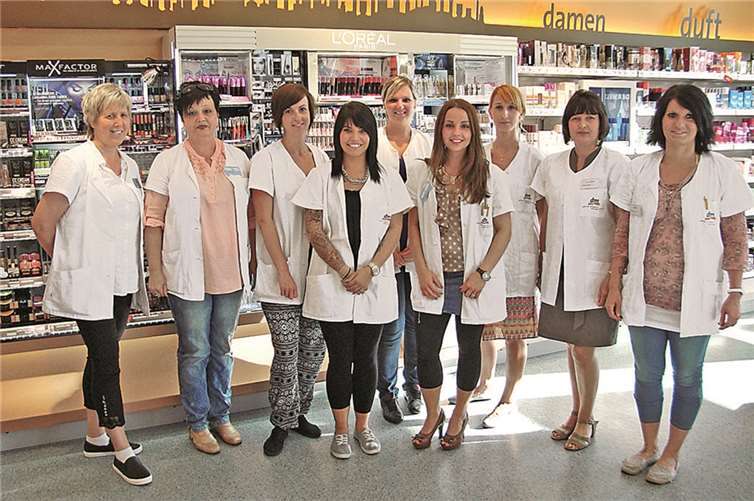 Das Team des neuen dm-drogerie marktes in Sinzig freut sich, gemeinsam mit den Kunden die Eröffnung des neuen Marktes zu feiern. privat