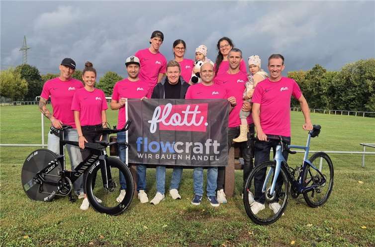 Das Team flott. zusammen mit Florian Doktor am Sportplatz in Franken. Foto: privat