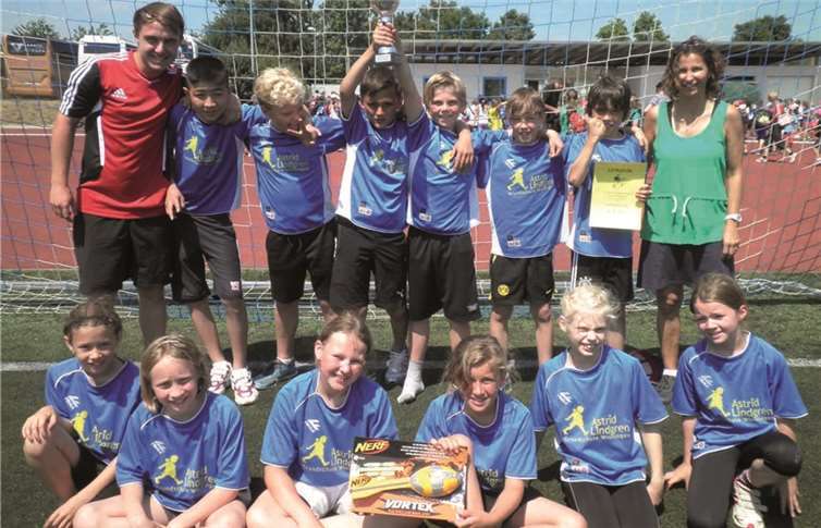 Das Team freut sich riesig über den begehrten und natürlich verdienten Pokal.privat