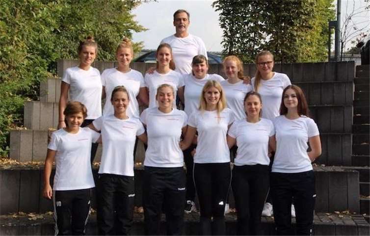 Das Team freut sich über die neuen Präsentations- und Aufwärmshirts.privat