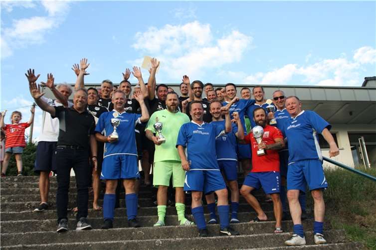 Das Team freute sich über den Wanderpokal.  Foto: Olaf Gärtner