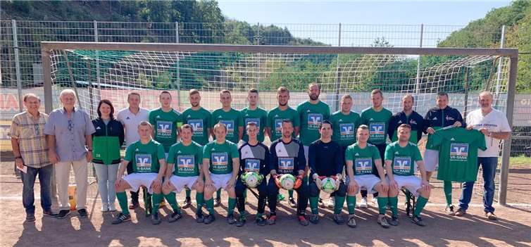 Das Team freute sich über die neuen Trikots. Foto: privat