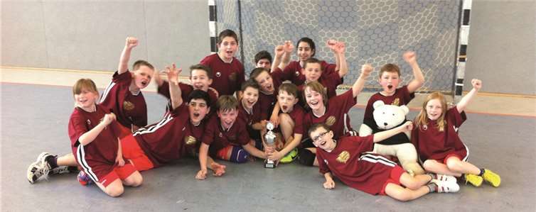 Das Team gewinnt den Pokal. privat
