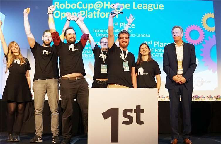 Das Team homer, bestehend Isabelle Kuhlmann, Christian Korbach, Patrik Schmidt, Mark Mints, Raphael Memmesheimer, Ida Germann sowie der Vizepräsident der RoboCup Federation, Ubbo Visser, während der Siegerehrung. Fotos: Tem