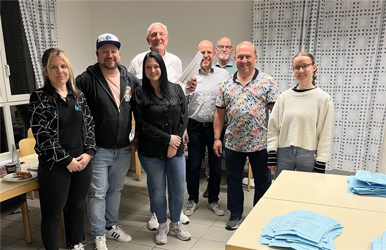 Das Team im Wahllokal 401, Oedingen. v.l. Barbara Adams, Daniel Weber, Jessica Schüller, Olaf Wulf, Bernd Korittke, Werner Lapp, Thomas Follmann und Alina Drescher. Foto: Herbert Stolz