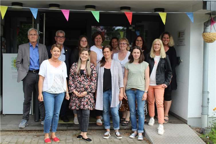 Das Team in Plaidt verfolgte, gemeinsam Gesamtleiter Bernd Hoffend und Geschäftsführer Willi Kaspari, die Preisverleihung per Livestream in der Kita. Foto: Katholische KiTa gGmbH Koblenz