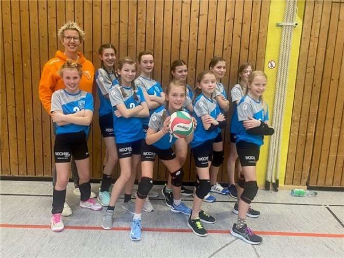 Das Team in den neuen Outfits mit Sponsor Frau Dr. Wochnik.  Foto: TVV