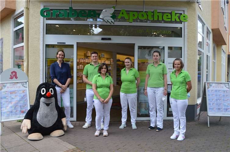 Das Team mit Inhaberin Anja Istel (l.), Filialleiterin Sandra Körner (3.v.r.) und natürlich Maulwurf „Grabowski“, den besonders die Kinder lieben. Foto: AB