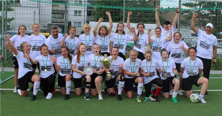 Das Team mit Trainern feiern den Kreispokalsieg.