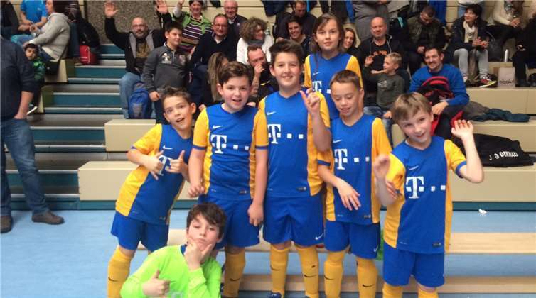 Das Team mit den feiernden Fans. privat