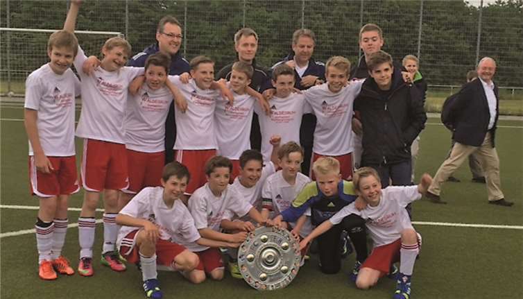 Das Team mit der Meisterschale. privat