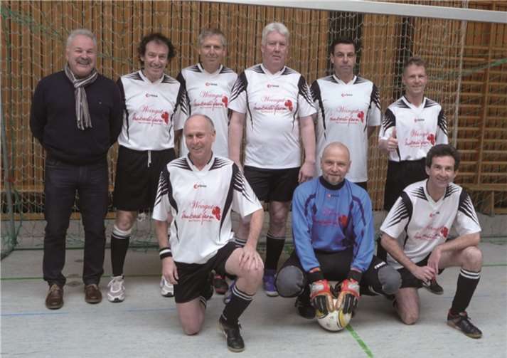 Das Team mühte sich redlich, doch ein wenig vom Glück verlassen: stehend v. li.: KH Classen, J. Strunk, U. Brenner, W.Fergen, H. Gerhard, Th. Wolff; knieend v. li.: P. Steinfeld, Th. Petrat und J. Beier. privat