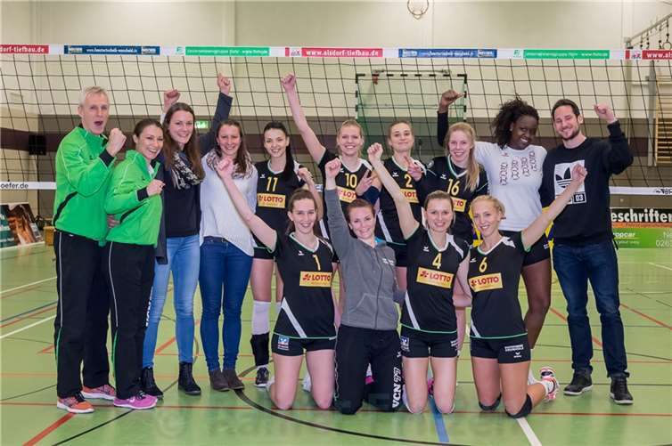 Das Team nach dem Sieg gegen München mit Ehrengast Kai Kazmirek. Rainer Fritzen