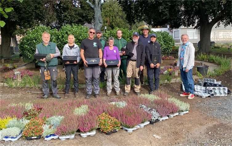 Ahrtorfriedhof: Gärtner engagieren sich ehrenamtlich Das Team nach getaner Arbeit mit dem stlv. Ortsvorsteher Ferdi Heuwagen. Foto: privat