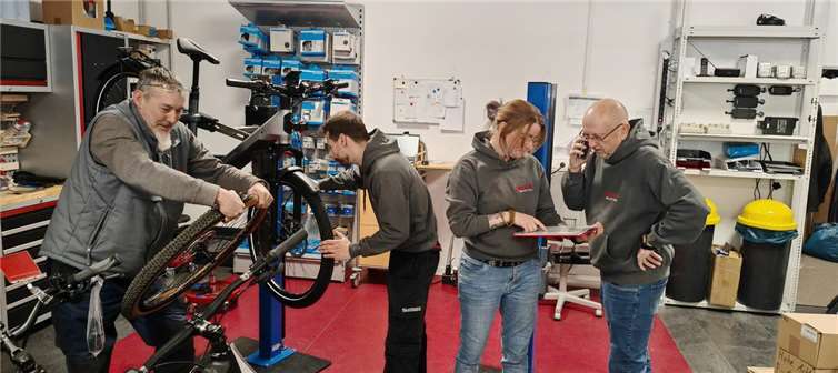 Das Team neben Inhaber Michale Kröger: (v.l.) Jörg Hüsgen, André Wittlich, Victorya Nelles und Klaus Kesselheim.