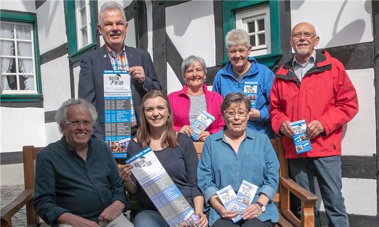 Das Team rund um „Kultur im Hof“ freut sich schon auf das diesjährige Programm: Erich Marschall, Maria Jansen und Angie Marschall (erste Reihe sitzen) sowie stehend Bürgermeister Stefan Raetz, Christa Janzen, Marita Kirchhartz und Uwe Janzen. Foto: JOST