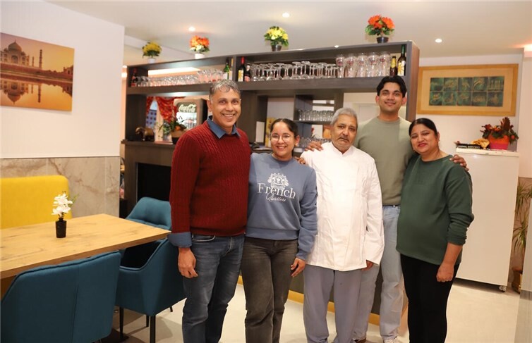 Das Team rund um das von Inhaber Manjit Singh familiengeführte Restaurant „Rehber“ freut sich auf Ihren Besuch. Foto: WAMFO.DE