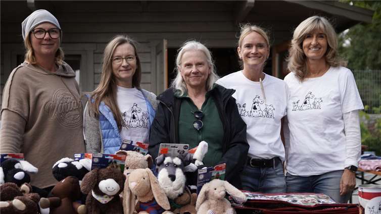 Das Team um Anja Kreuter, Martina Backmann und Reiner Schäfer hatte auf den Tischen ein tolles Angebot an neuen und neuwertigen Tierbedarfsartikel ausgebreitet. Foto: privat