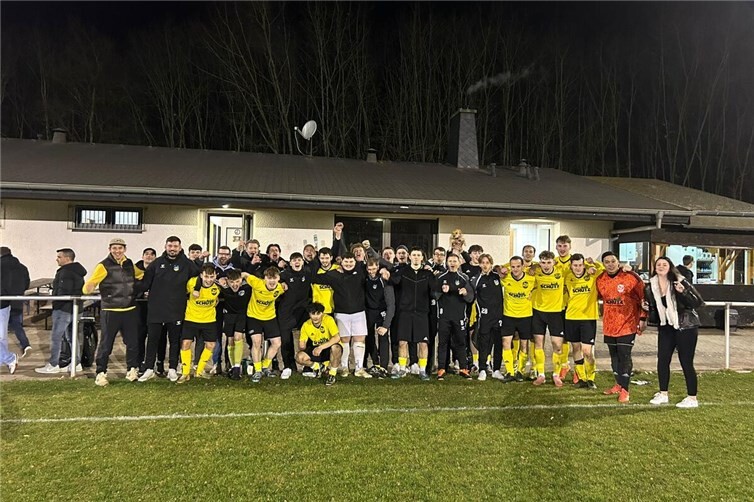 Das Team um Fabian Groß feierte den Heimsieg gebührend.