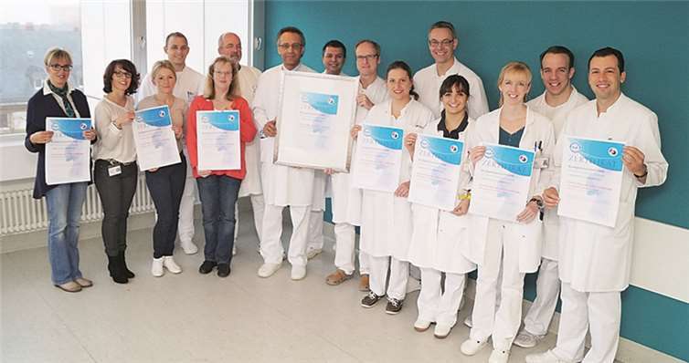 Das Team um Klinikdirektor und Chefarzt Prof. Dr. Samir Said (7. v. l) freute sich über die besondere Auszeichnung zum Kompetenzzentrum für minimal-invasive Chirurgie.Privat