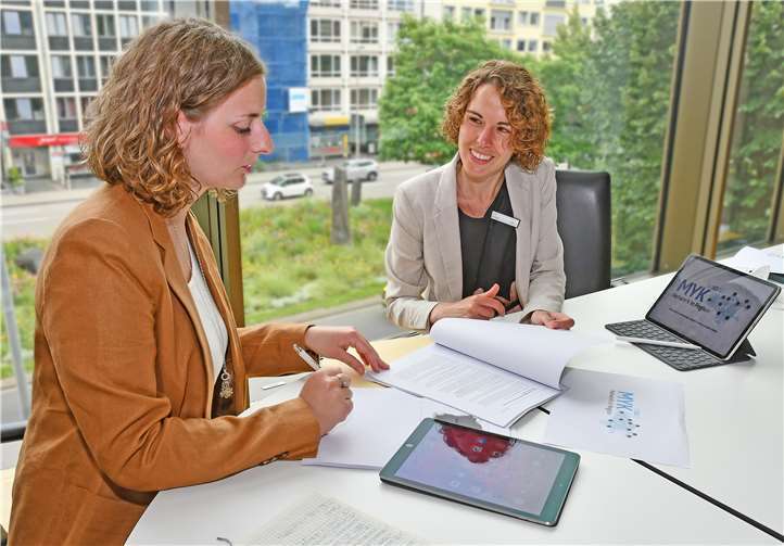 Das Team um Selina Weimer (links) vom Zukunftsbüro und Chief Digital Officer Sonja Gröntgen wird deutlich erweitert.Foto: Kreisverwaltung