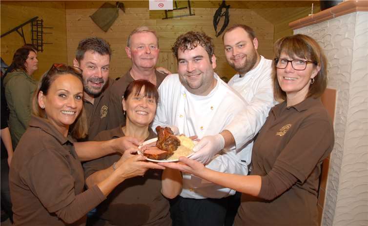 Das Team um Veranstalter Thomas Engel (2.v.li.) und Küchenchef Martin Schmidt (2.v.re.) hatte beim 6. Kleinmaischeider Schlachtfest wieder genau den richtigen Geschmack der Gäste getroffen.Fotos: KER