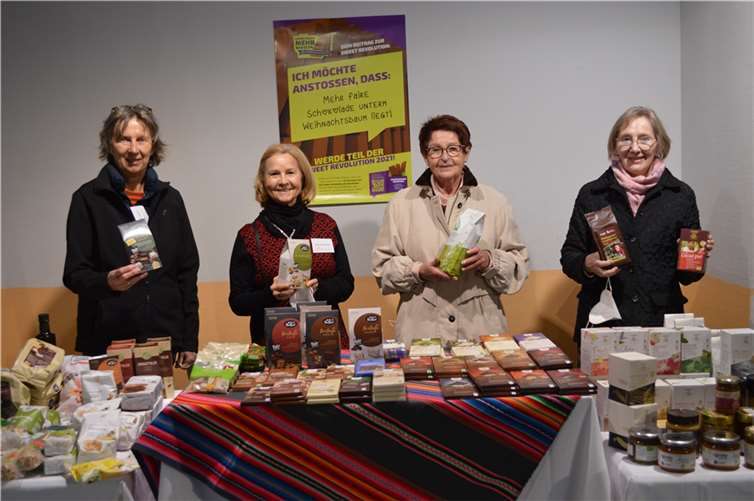 Das Team um Walburga Greiner (l.) mit fairen Produkten.Fotos: AB