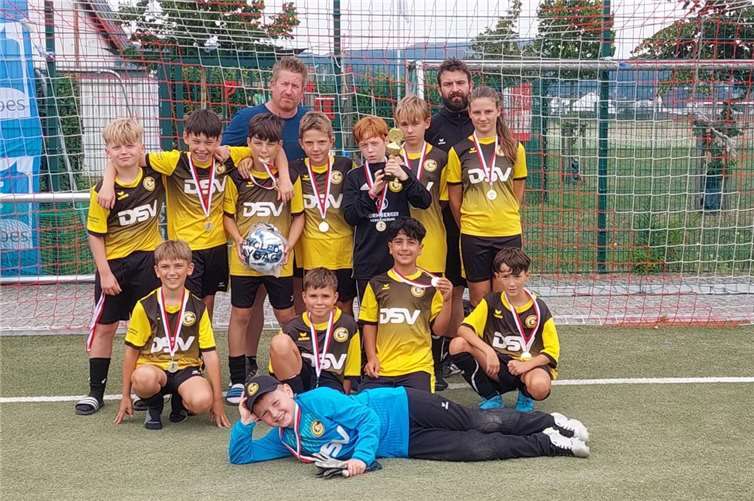 Starker 3. Platz für die JSG Grafschaft D2 beim Vito-Junior-Cup Das Team um das Trainerduo Markus Poppelreuter und Dariusz Szarejko zeigte über den gesamten Turnierverlauf hinweg Einsatzfreude, Teamgeist und spielerische Klasse. Foto: JSG Grafschaft