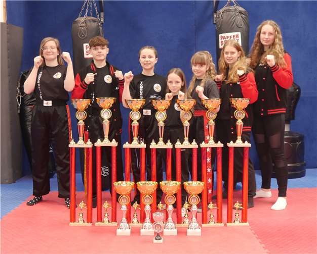 Das Team verließ vollgepackt mit Pokalen die Sporthalle.  Fotos: Tomburg Boxing
