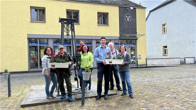 Das Team verteilte Blumen im Stadtkern.  Foto: privat