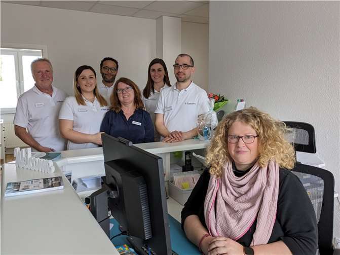 Das Team (v.l.:) Dieter Lorenz, Jettlinda Islami, Moez Mansouri, Sabine Kretzer, Laura Herter, Manuel Adams und Ina Simon (vorne) freuen sich auf ihre Patienten. Fotos: KS