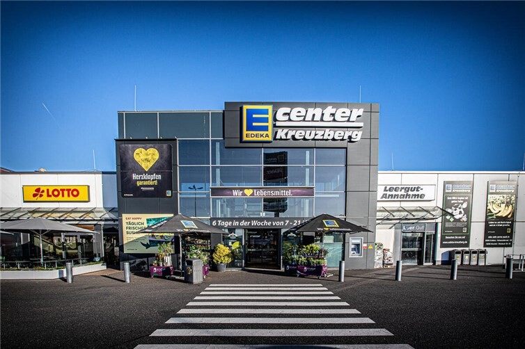 Das Team vom E-Center Kreuzberg in der Andernacher Straße 238 lädt zum Mini-Weihnachtsmarkt ein.