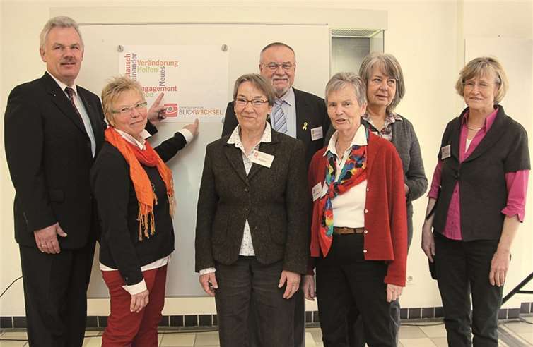 Das Team vom Freiwilligenzentrum „Blickwechsel“ stellte sich im Ratssaal des Himmeroder Hofes vor. Bürgermeister Stefan Raetz ist überzeugt, dass dies eine Erfolgsgeschichte für Rheinbach wird. STEIN