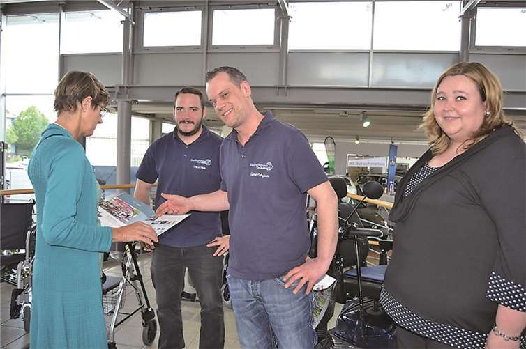 Das Team vom Sanitätshaus Bellinghausen war begeistert von der Resonanz an diesem Tag. Wie hier in diesem Beratungsgespräch nahm sich Andreas Bellinghausen (mitte) viel Zeit, die Fragen der Interessierten zu beantworten.