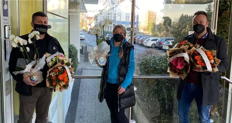 Das Team vom Sanitätshaus pedics brachte einen bunten Blumengruß vorbei. Foto: privat
