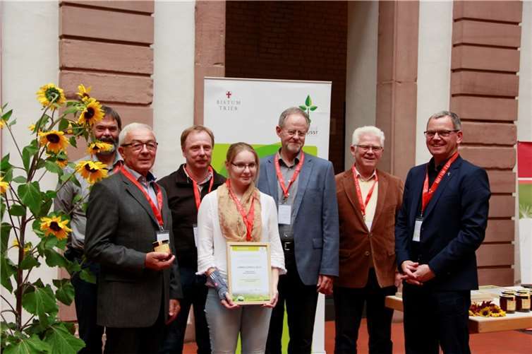 Das Team vom Umweltnetzwerk Kirche Rhein-Mosel e.V. bei der Preisübergabe.