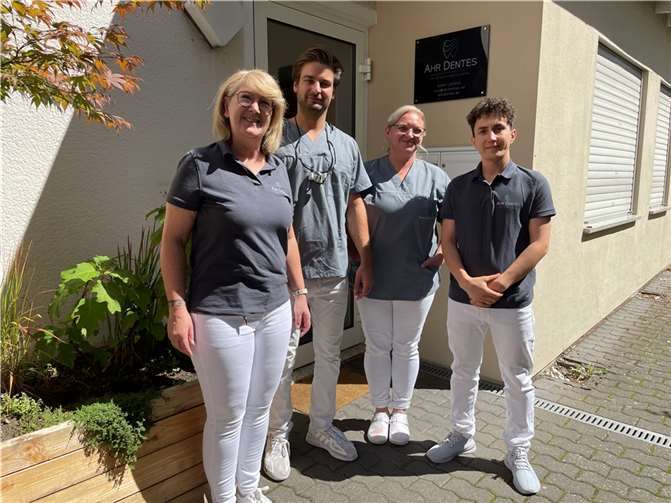 Das Team von Ahr Dentes und Alexander Schaefer (2.v.l.).  Foto: ROB