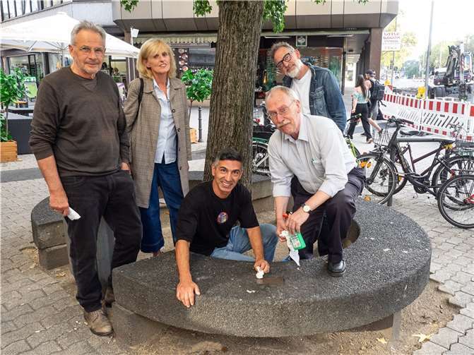 Das Team von Ak-Altengraben reinigt auch selbst: v.li. Klöver, Gabriele Altmann, Tarkan Külekci, Jürgen Potratz und Boris Köth.  Foto:Hermann Schäfer 