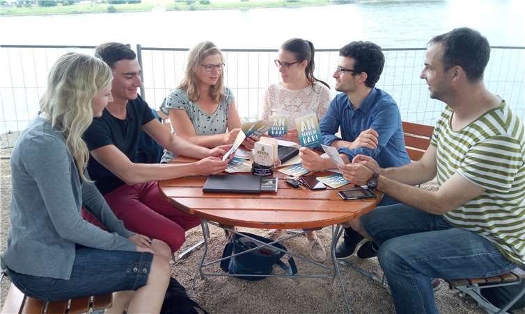 Das Team von „AnsprechBar“ Elisabeth Gorges, Tobias Petry, Elisabeth Zenner, Madeleine Schneider, Christopher Hoffmann, David Morgenstern (v. links). Auf dem Foto fehlen Melanie Kammerer und Christoph Michels. privat