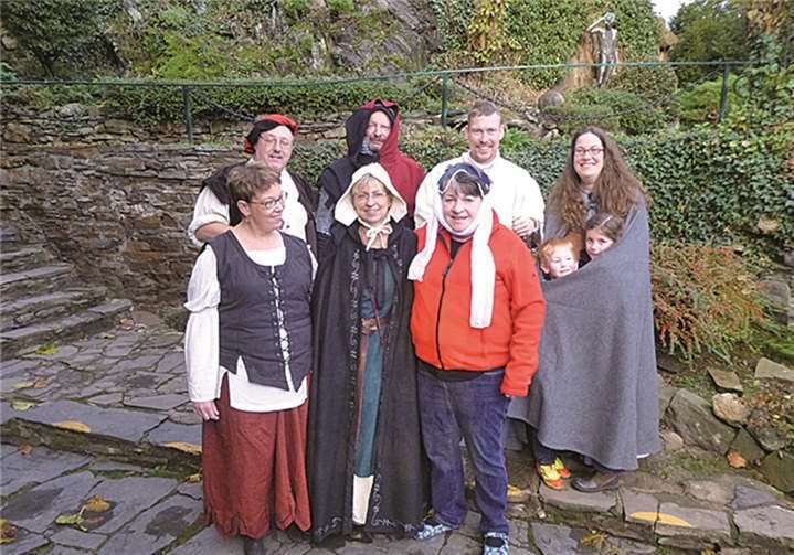 Das Team von Burg Thurant mit der scheidenden Kastellanin Sabine Jacobi in der Mitte. privat