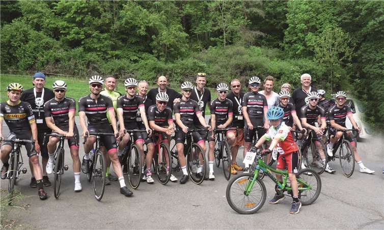 Das Team von Cycling for Kids sowie die Radsportler vom Team Kern-Haus und Team Lotto-Kern-Haus kamen eigens nach Rieden, um den Teilnehmern des Kinderrennens u.a. Rede und Antwort zu stehen.FRE