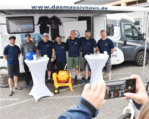 Das Team von DASMASSIVHAUS am Infostand.