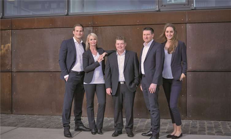 Das Team von „Efferz & Hoppen Immobilien GmbH“ informiert die Interessenten gerne. privat