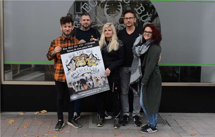 Das Team von Electric Bug Tattoo Marco Stipps (2.v.l) und Luciano Mastro (2.v.r) freuen sich gemeinsam mit Tierheimleiterin Madeleine von Falkenburg (Mitte) auf viele Besucher. CF