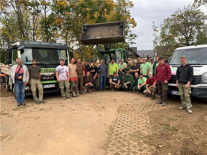 Tränen der Begeisterung für dieses Projekt Das Team von Gartenbauern aus Olpe leistete über 1.000 Ehrenamtsstunden für den Wiederaufbau im Tal.. Foto: privat