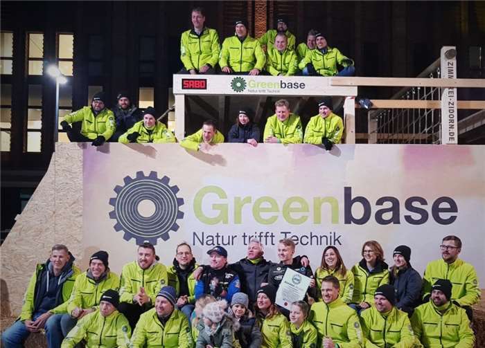 Das Team von Greenbase zusammen mit Markenbotschafter Joey Kelly beim „24h Urban Run“. Greenbase