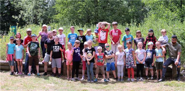 Das Team von „HIGH“ 5 und die Kids erlebten eine spannendeund a ufregende Woche auf dem „Sauplatz“ in Miesenheim.Foto: G.S.