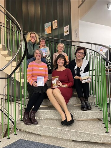 Das Team von „Literatur auf der Treppe“. Vordere Reihe von links: Franzis Steinhauer, Sabrina Gutsche, Anne Viehmann. Hintere Reihe von links: Carolin Norden, Ursula Wagenblast, Ariane Stech. Nicht im Bild sind Luisa Blome und Elena Dahmen.  Foto: privat