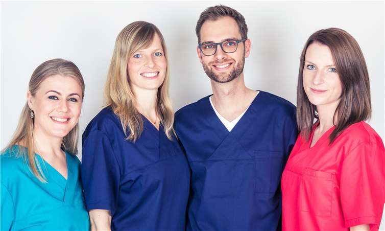 Das Team von „Löwenhagen - Praxis für Zahn & Zähnchen“. HEIKE HERDEN, INFO@HEIKEHERDEN.DE