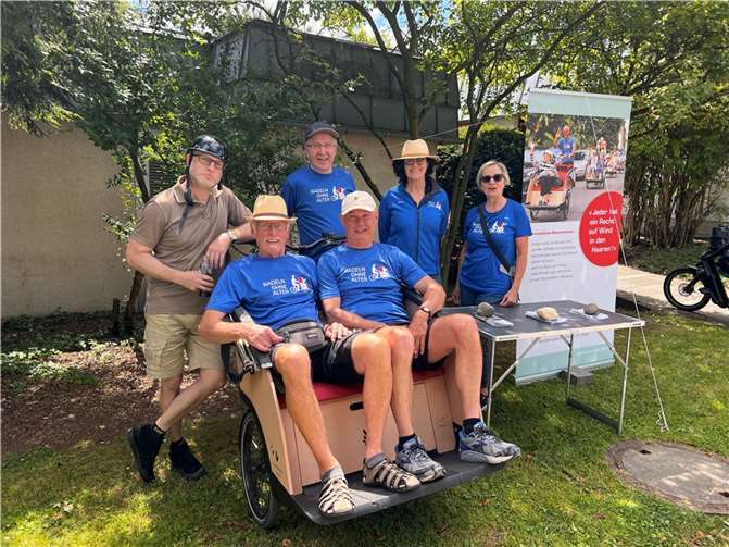 Das Team von „Radeln ohne Alter“ präsentierte sich beim Sommerfest der Barmherzigen Brüder Saffig. Die Rikscha-Fahrten kamen bei den Besucherinnen und Besuchern gut an. Foto: privat
